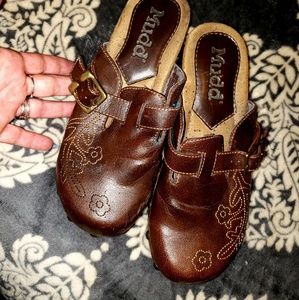 Slide clogs by Mudd